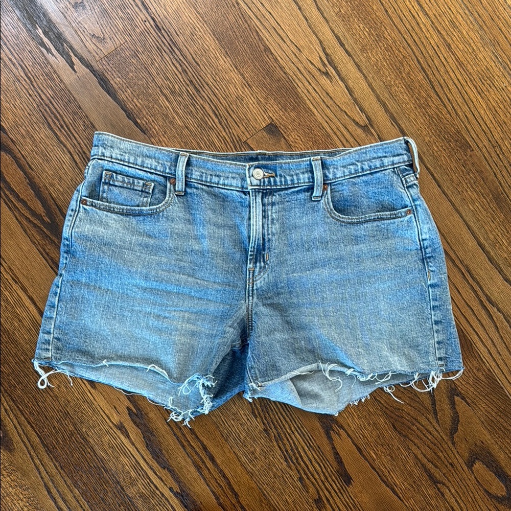 B7 Old Navy Women’s 14 Mid Rise Boyfriend Light Blue Jean Shorts